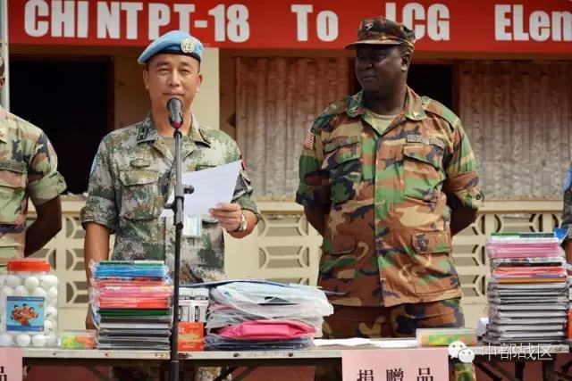 赴马里维和部队开展援助,中国赴黎维和官兵帮助当地学校