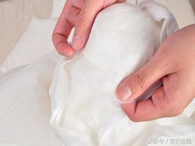 盖蚕丝被身上起疙瘩发痒,盖蚕丝被导致身上起了很多红疹