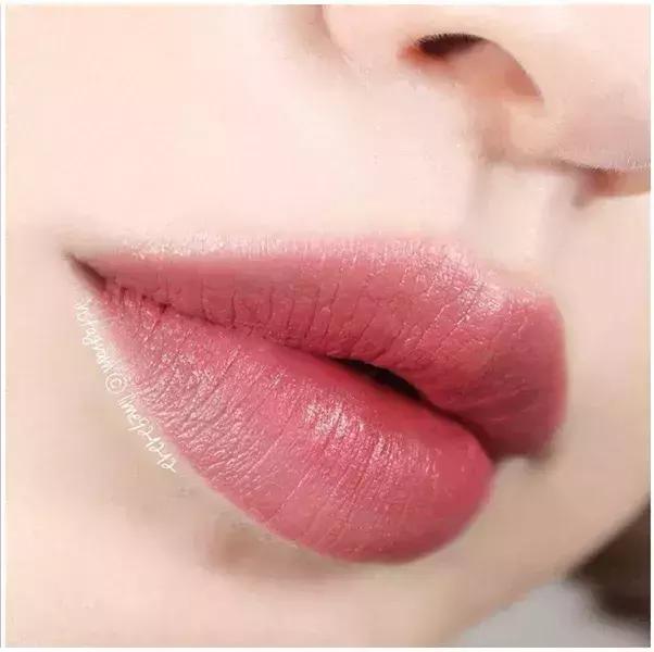 皮肤偏黑适合什么颜色口红显白,卡姿兰口红哪个色号显白显年轻