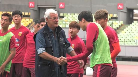 中秋节这天，里皮与张玉宁握手释前嫌！