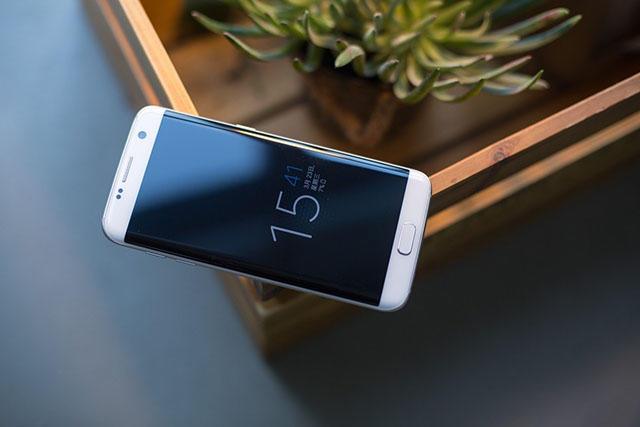 三星S7edge最低只需2899，你是考虑国产新旗舰还是选择昔日机皇？