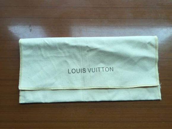 lv的鞋怎么看真假,怎么看lv真假腰包