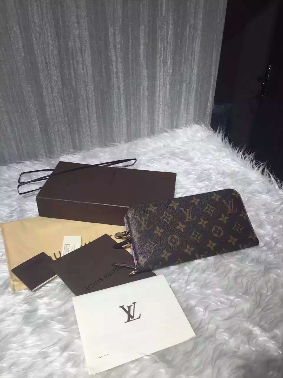 lv的鞋怎么看真假,怎么看lv真假腰包