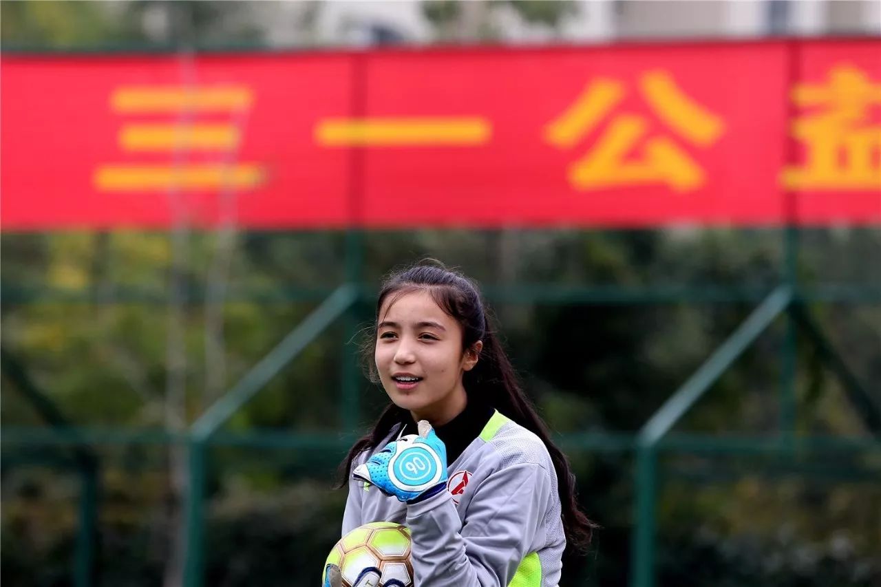 *疆新**校园足球涌现出美女门神素颜不输迪丽热巴赛场不惧男足小将