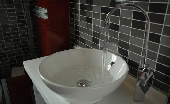 水表转得越快水费就越高么,水表校验是正常的为什么水费还高