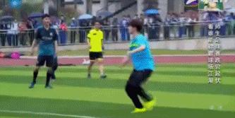 鹿晗关晓彤足球小子,鹿晗当众给关晓彤秀球技