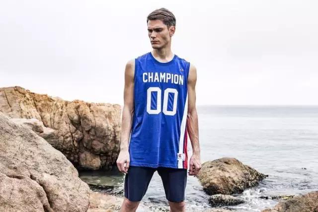 champion黑色和白色哪个好,champion复古低调