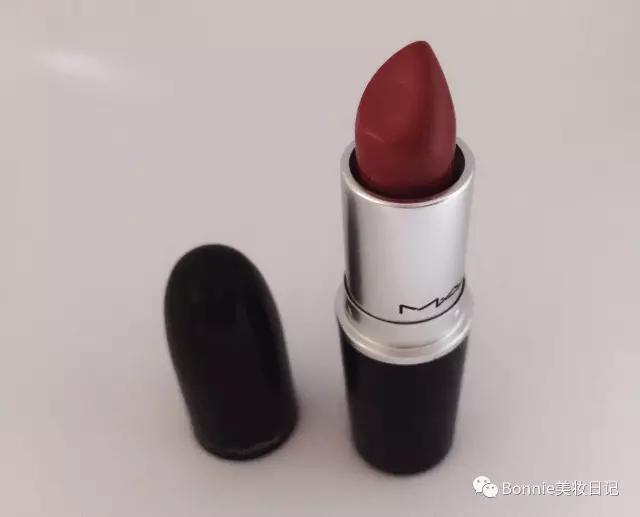 为什么我们种草的口红好看,为了口红铺了10层粉