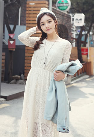 孙允珠露肩牛仔连衣裙,孙允珠破洞毛线衣配湛蓝方格裙