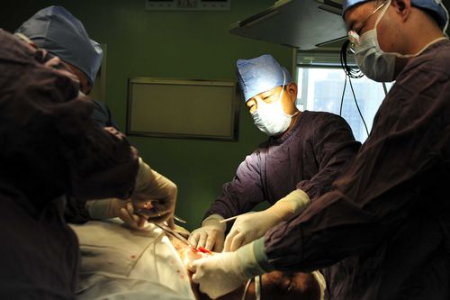 唐安琪烧伤同行,唐安琪烧伤后恢复后的照片合照