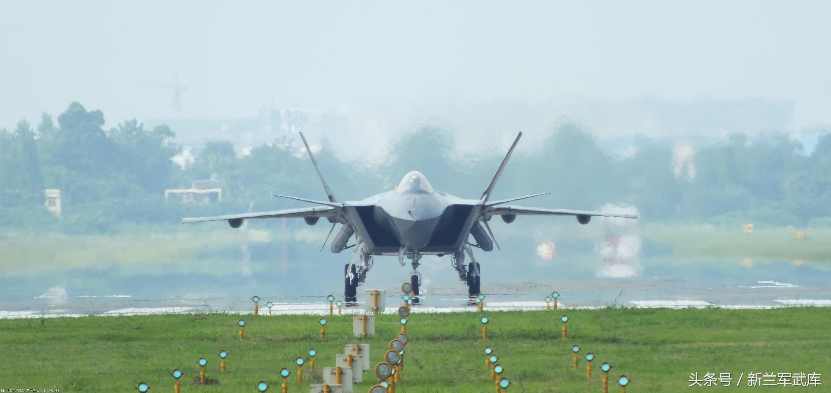 歼20与f-22战斗机比较,中国歼20vs美国f-22