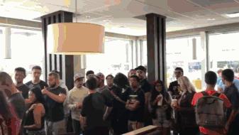 抢!疯!了!这款辣酱让美国人民激动万分,排队几小时只为买到它