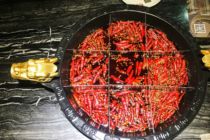 宝马X6,不谈性能如何!自驾遇上大雨还被拍成大片,颜值绝对够!