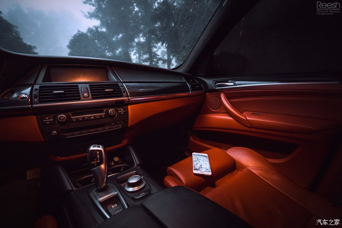 宝马X6,不谈性能如何!自驾遇上大雨还被拍成大片,颜值绝对够!