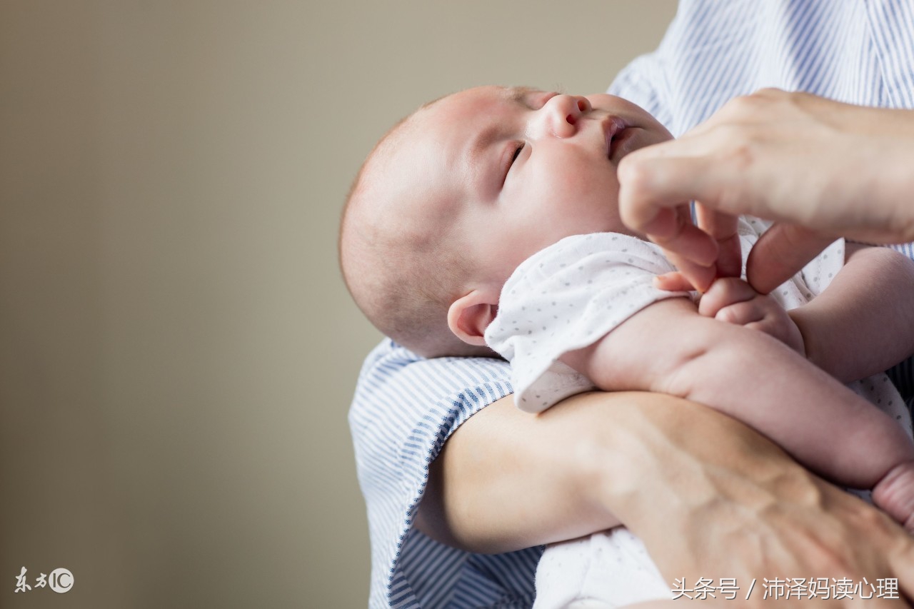 宝宝睡觉啼哭是怎么回事,宝宝睡觉一惊一惊的怎么解决