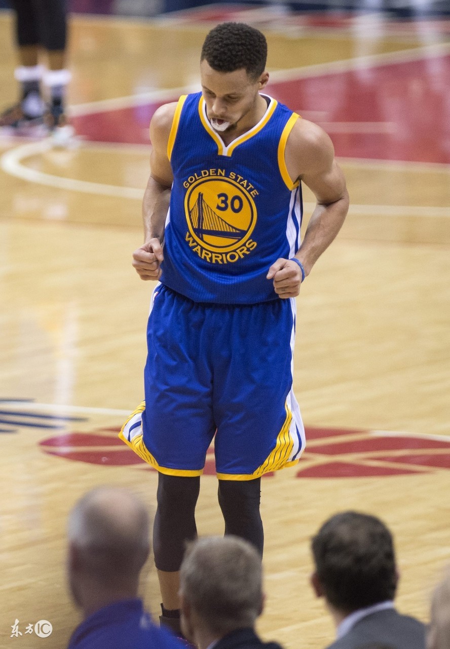 库里开始练习底角投三分，天呐，萌神要“无死角”出手了！