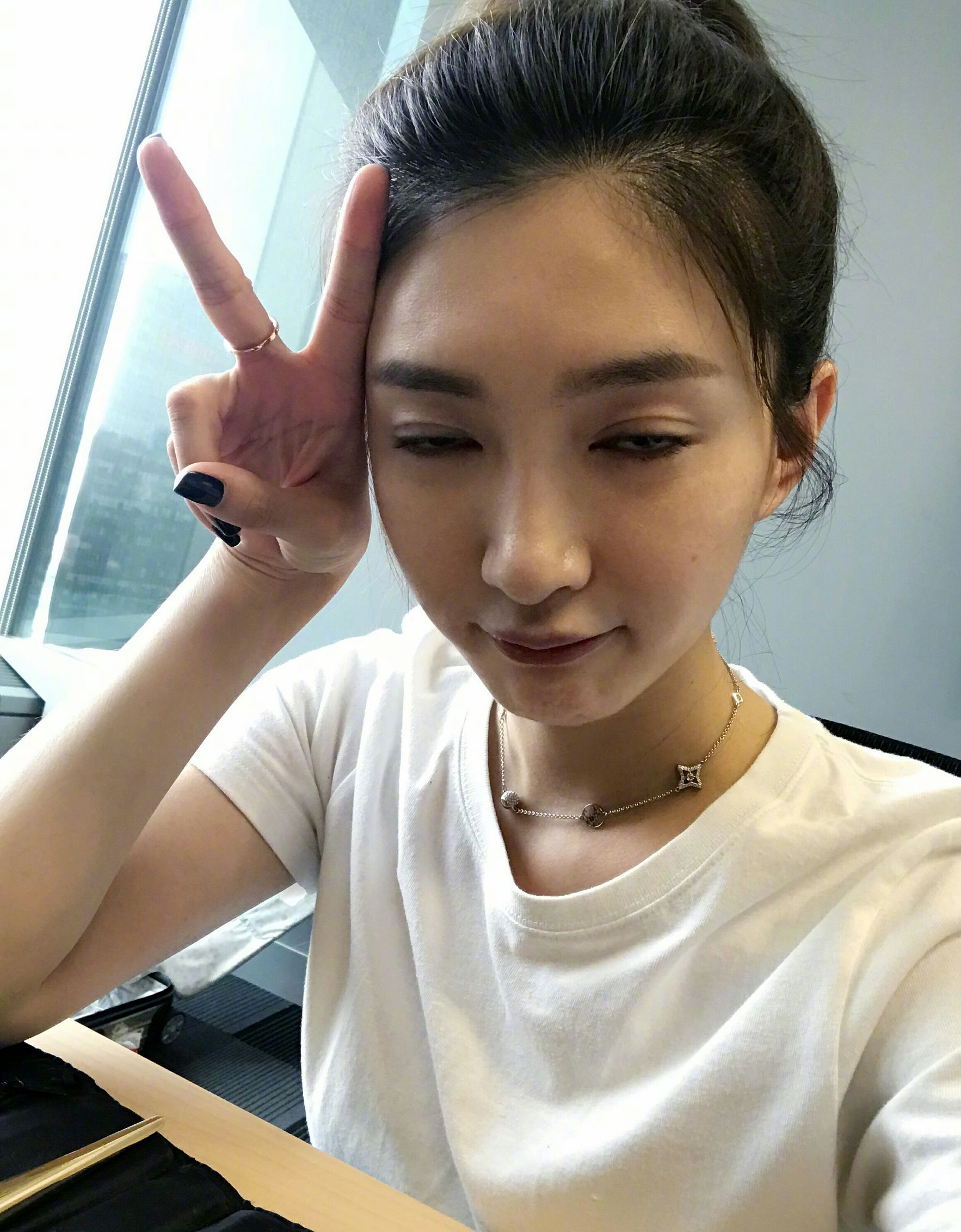 江疏影同款蓝色保温杯,江疏影机场保温杯喝水