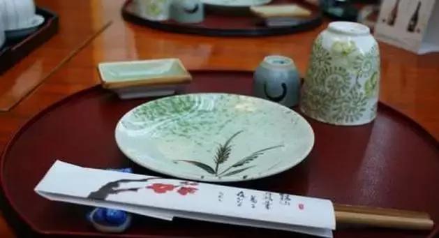 日本人吃饭用什么碗,日本人为什么吃饭那么多碗