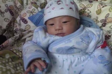 产妇生完宝宝医生给小宝宝抱起来,高龄刚生完孩子的产妇