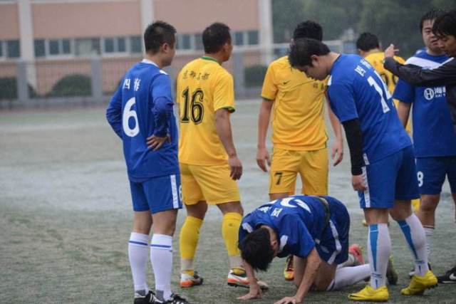 踢球时发现你的队友有这些坏毛病，赶紧转发给他看，马上改掉！