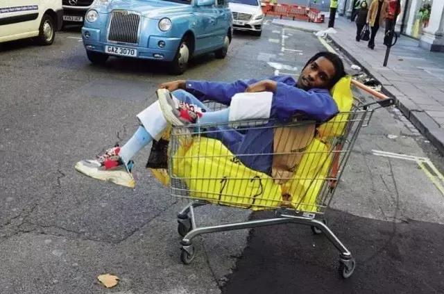 好想跟男朋友抢sneaker穿喔