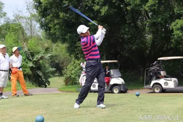 打一个18洞消耗多少卡路里,打一场18洞多少钱