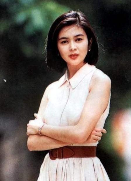 看了她爸妈的照片，就明白了年轻时的关之琳为什么美得不像话！