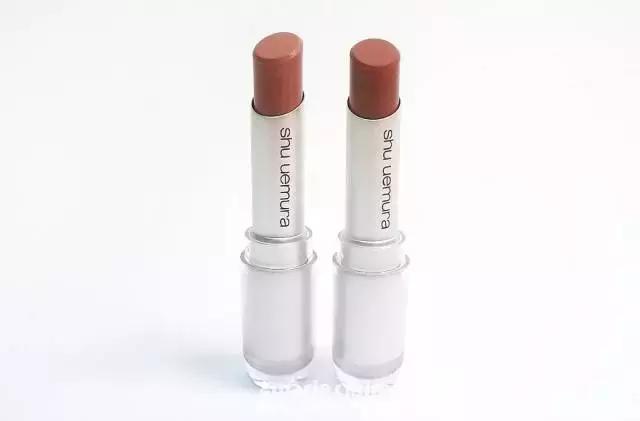 就用30块钱狂收当季爆款彩妆，“带货”女王们的梳妆台超魔性！