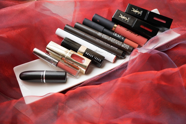 你的好友向你泼了一桶水,你的朋友向你撒狗粮