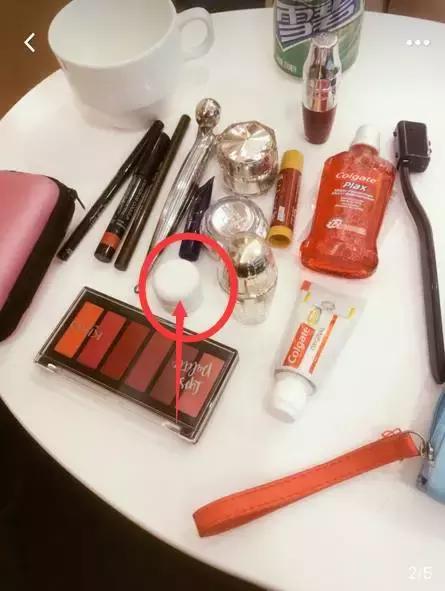 就用30块钱狂收当季爆款彩妆，“带货”女王们的梳妆台超魔性！