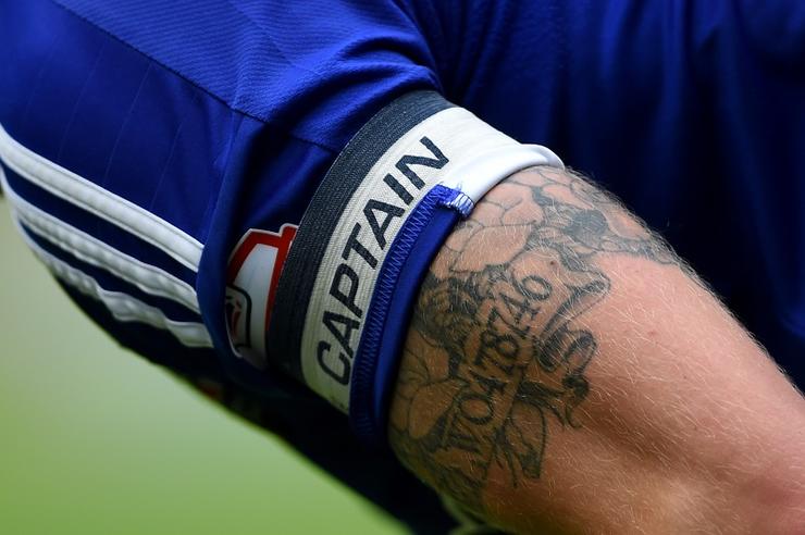 足球里的队长是怎么选的,足球场场上的队长有什么用