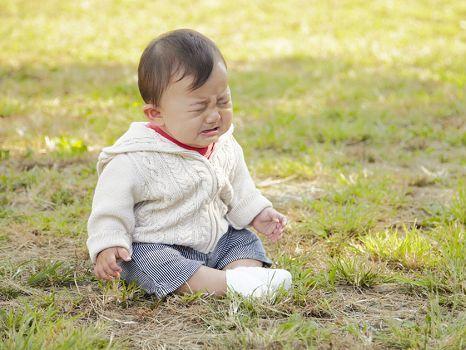 孩子摔倒了大哭大闹反而事不大,孩子摔倒一直哭怎么办