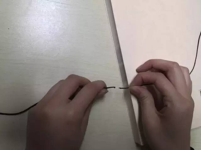 手串断了怎么换绳子,手串珠在手上绳子断了