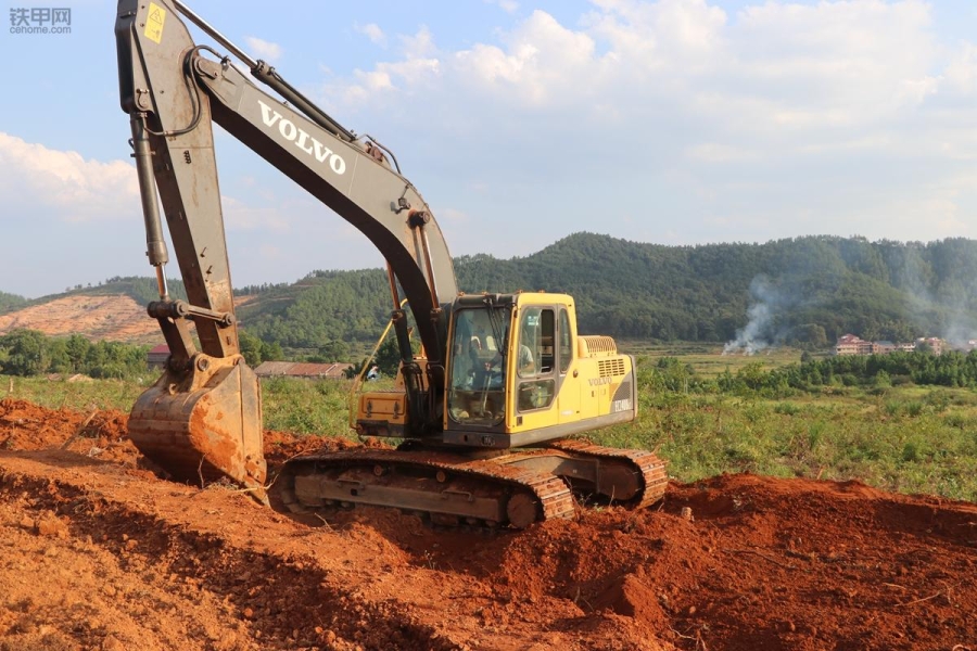 买台挖掘机一年能赚钱吗,沃尔沃挖掘机翻新修复全过程