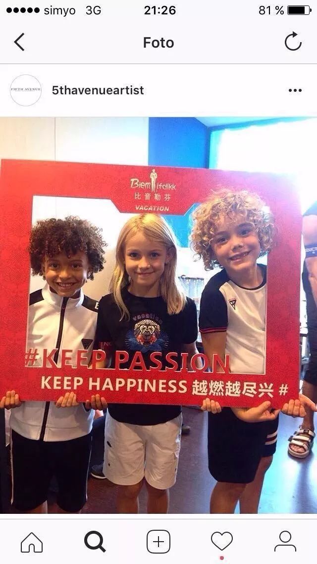 比勒芬时装秀中国红,足球场走秀