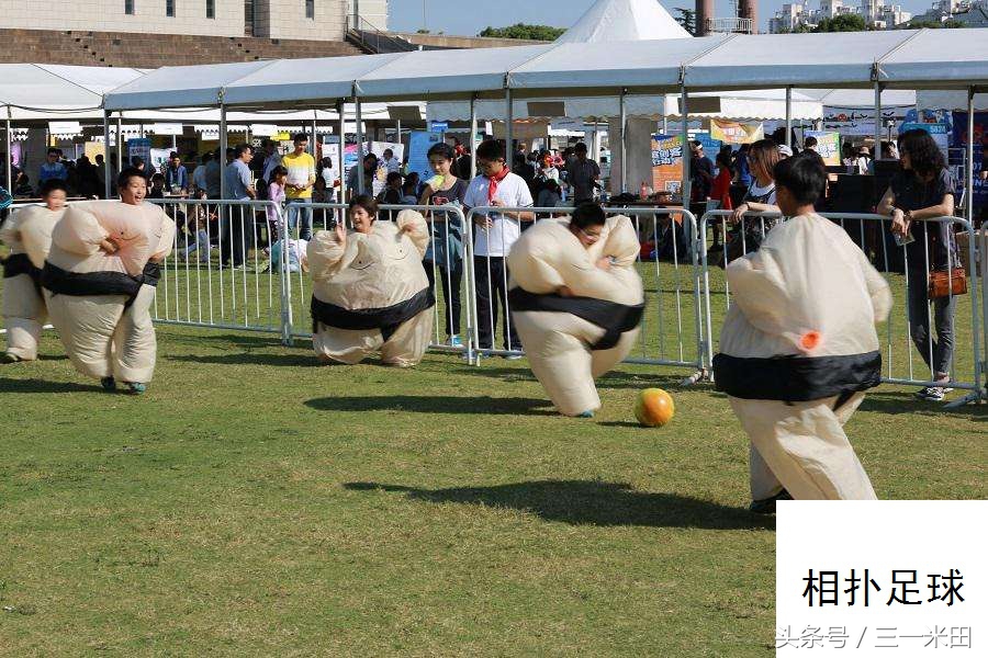 精彩纷呈的足球赛事,绿茵场上的足球