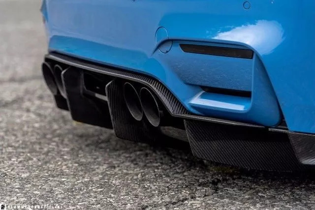 改装的宝马m4直接趴在地上了,普通的宝马m4可以开敞篷