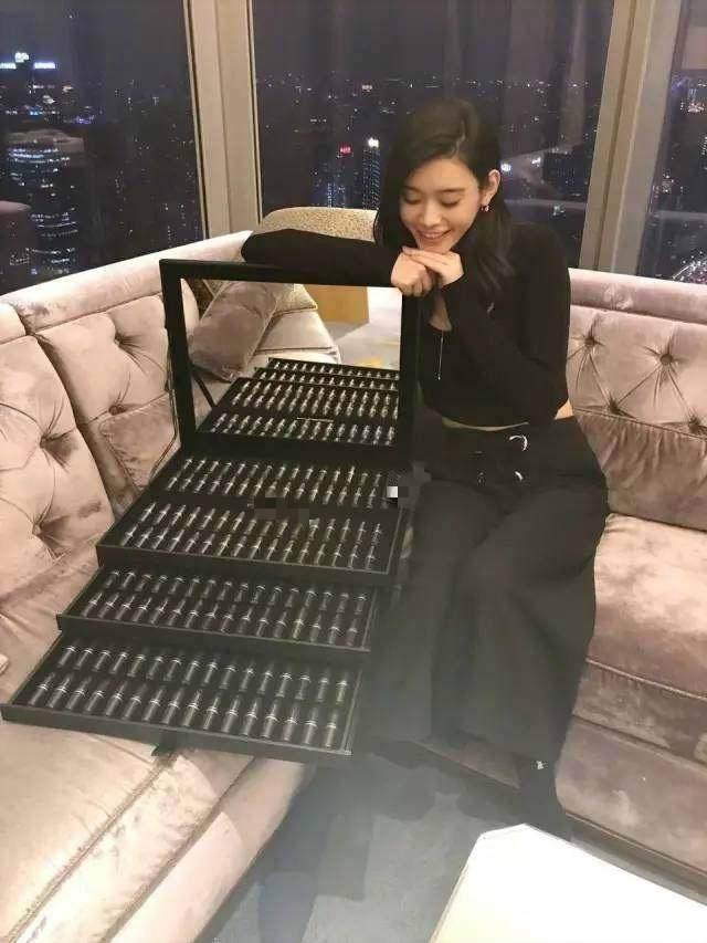 吴昕礼品,吴昕和何穗现状