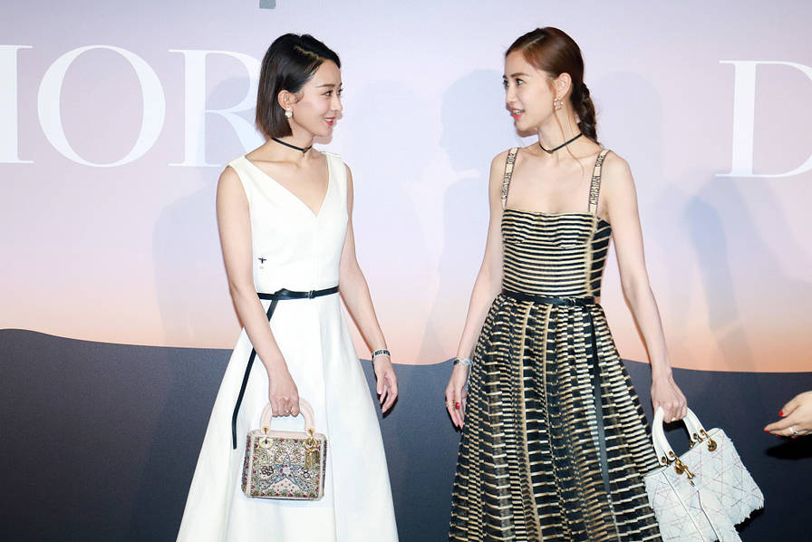 艺人们看angelababy的眼神,为什么明星流行平胸