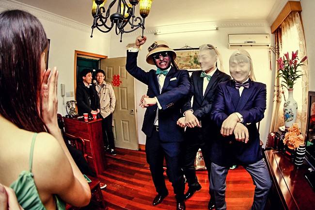 伴娘团不堵门列队鼓掌欢迎新郎,伴娘团不堵门特殊的迎亲方式