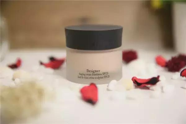 阿玛尼粉底液和雅诗兰黛dw哪个好,阿玛尼红标和dw的粉底液哪个好用