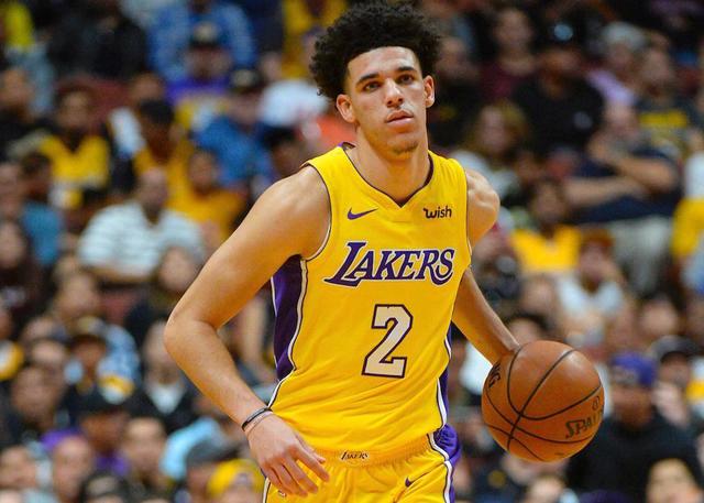 球哥爆发砍下准三双,球哥归来三记三分挑落马刺