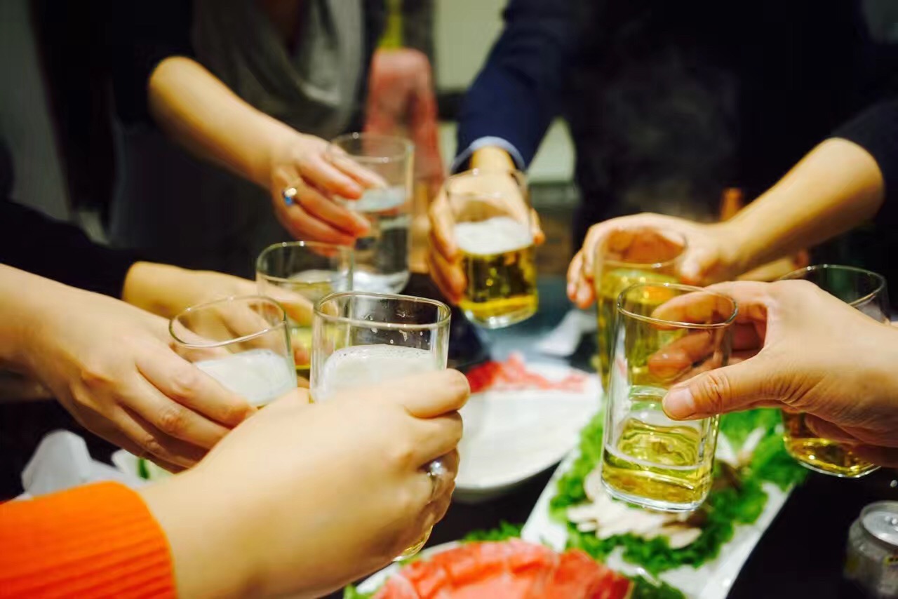 吃铜锅涮羊肉,老北京冬天里的铜锅炭火涮羊肉