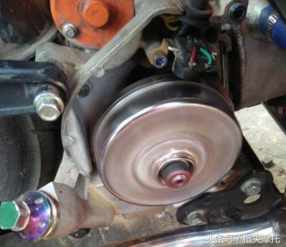 喜欢把摩托车改装的全是电器,但总亏电怎么办?这样改装解决!