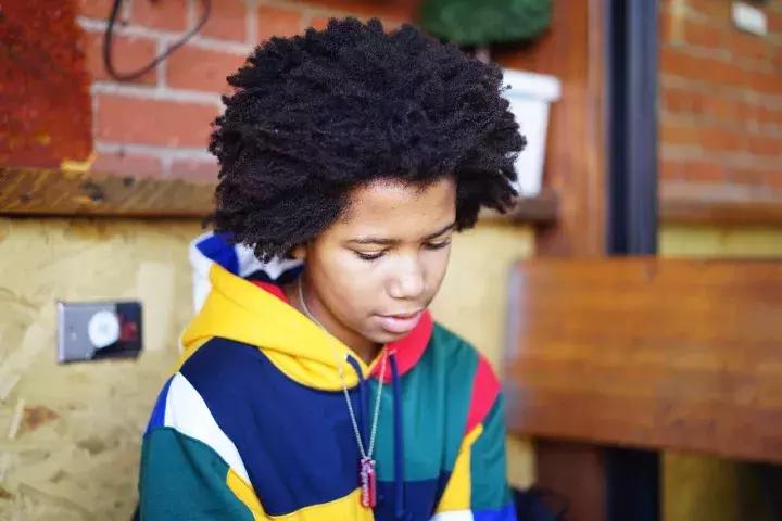 可能你手上的Supreme正是来自美国10几岁排队*党**!