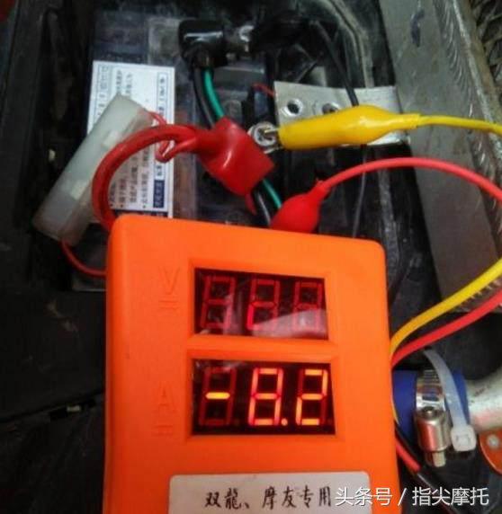 喜欢把摩托车改装的全是电器,但总亏电怎么办?这样改装解决!