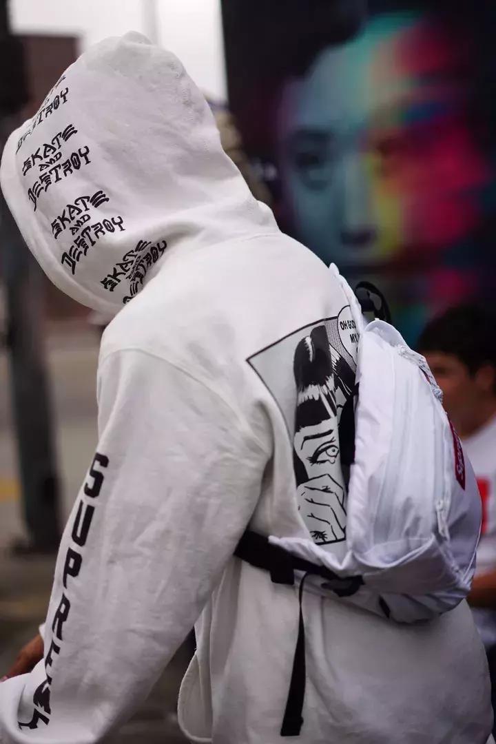 可能你手上的Supreme正是来自美国10几岁排队*党**!