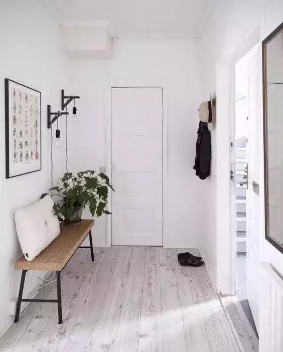 椅子上总堆满衣服,家里坐的椅子总是黏黏的怎么办