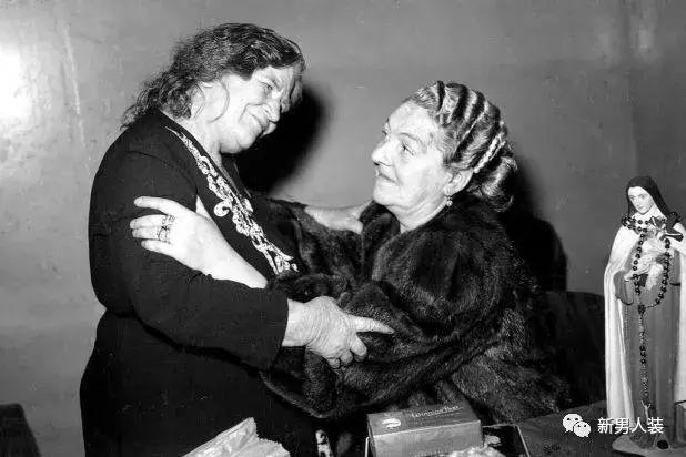 “剃刀帮”地下皇后，是两位家庭主妇