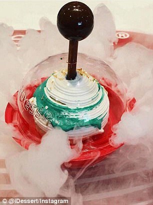 修仙专享冰淇淋！时尚冰淇淋店在冷冻甜点中加入干冰和液氮的效果